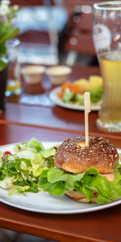 Gericht 4: Burger mit Salat